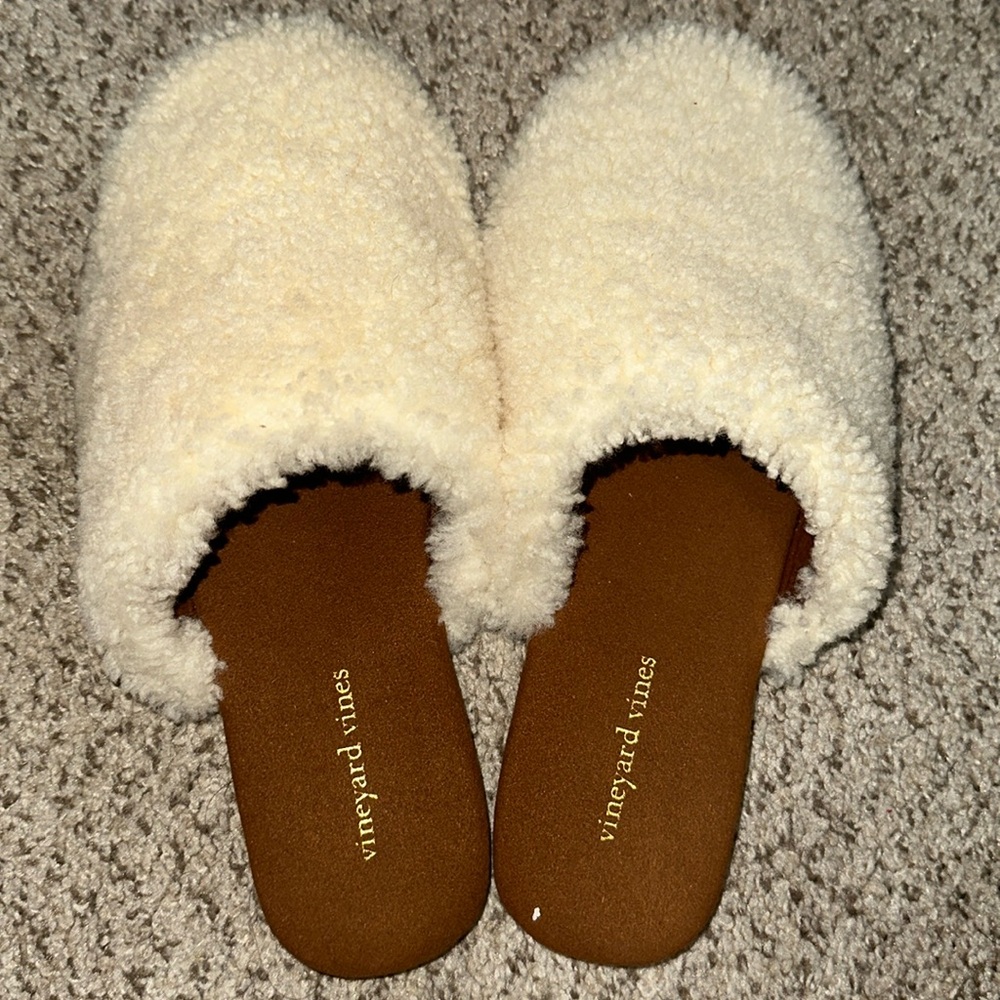 Vineyards Vines natural shearling slippers size 8 - worn 1 time